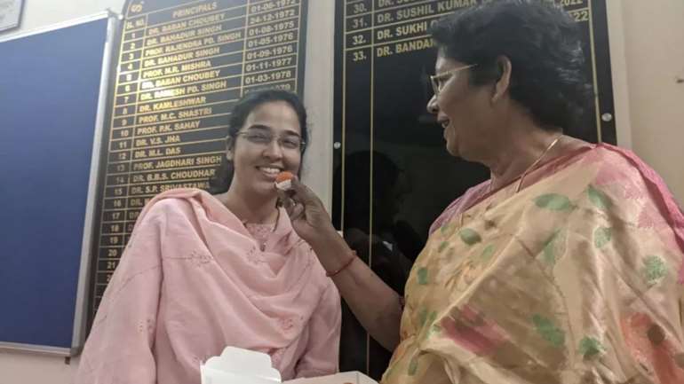 UPSC Success Story: આસિસ્ટન્ટ પ્રોફેસરથી IAS સુધીનો સંઘર્ષ, છેલ્લા પ્રયાસમાં 44મી રેન્ક મેળવી! 1 UPSC Success Story