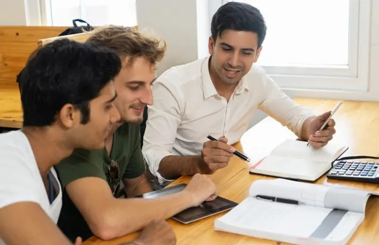 Loan Guarantor Risks: લોન માટે ગેરેન્ટર બનતા પહેલાં આ મહત્વની બાબતો જાણી લો, નહીં તો મુશ્કેલીમાં મૂકાઈ જશો! 1 Loan Guarantor Risks
