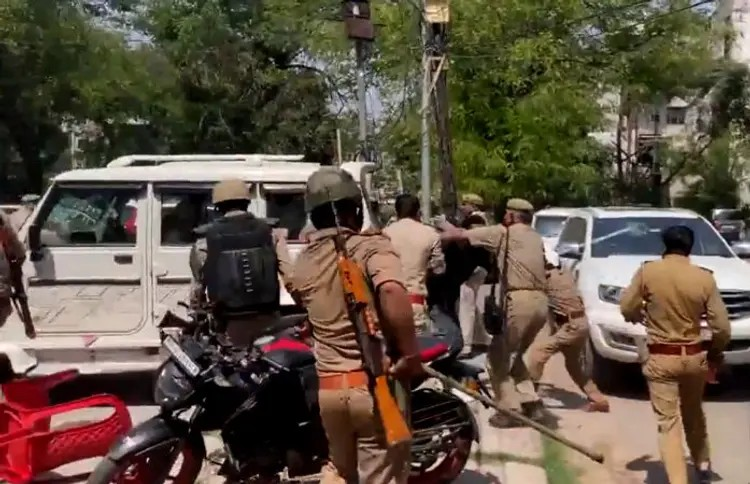 Karni Sena attacks house of MP: રાણા સાંગા પર ટિપ્પણીનો વિવાદ, સાંસદના ઘરે કરણી સેનાનો હંગામો, પોલીસે કરી કામગીરી 1 Karni Sena attacks house of MP