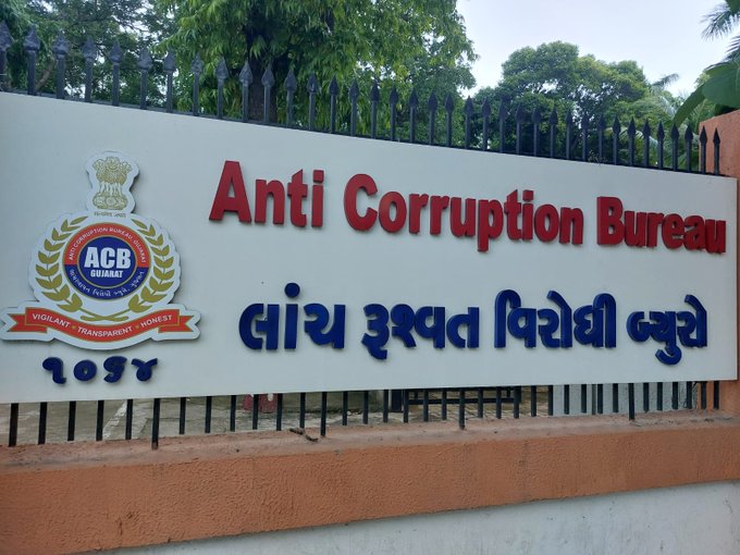 Gujarat ACB : ગુજરાત ACBની કામગીરી પર પ્રશ્નચિહ્ન: તકેદારી આયોગે ગોઠવણ કે બેદરકારી ઉઘાડી પાડી? 1 GnDQIFbaAAAU0ar