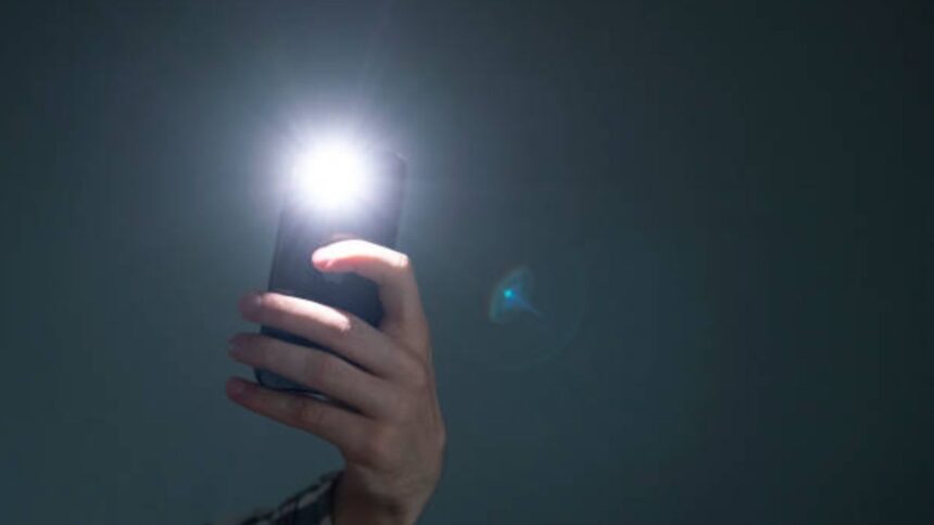 Phone Tips: ફ્લેશલાઈટનો પ્રકાશ ઓછો છે? આ રીતે મિનિટોમાં વધારો! 1 Phone Tips
