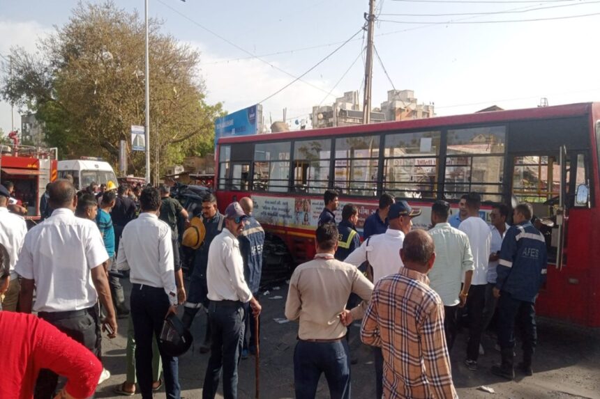 Ahmedabad Chandkheda Accident News : ચાંદખેડા અકસ્માત: બસ પાછળ ઘૂસેલી કારનો ખતરનાક અકસ્માત, એકનું મોત 1 csc 2
