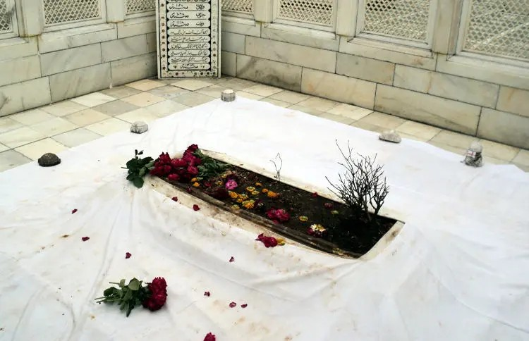 Aurangzeb Grave: ઔરંગઝેબની કબર પર હિન્દુ સંગઠનોની તીવ્ર પ્રતિક્રિયા, ભાજપ સરકારને કારસેવાની ચેતવણી 1 Aurangzeb Grave