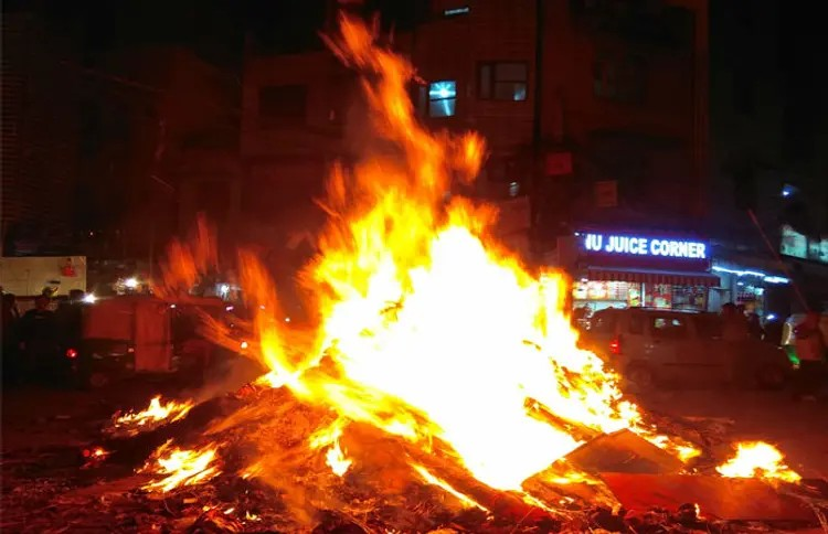 Ahmedabad Holika Dahan Rule: રસ્તા પર હોળી પ્રગટાવશો તો મુશ્કેલીમાં મૂકાશો? AMCનો મહત્વપૂર્ણ નિયમ જાણો 1 Ahmedabad Holika Dahan Rule