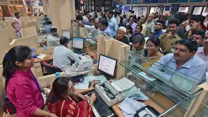 Bank Employee Complaint: શું બેંકમાં કર્મચારીઓ તમારું કામ નથી કરી રહ્યા? પાઠ ભણાવવા માટે, તાત્કાલિક અહીં ફરિયાદ કરો 1 Bank Employee Complaint