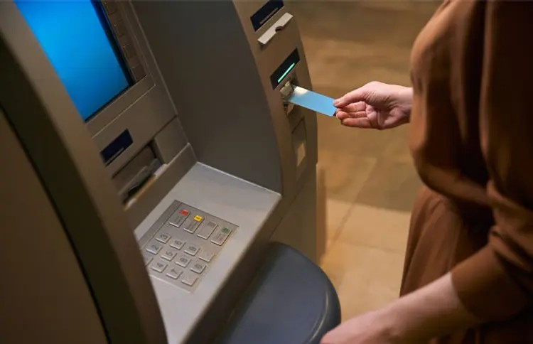 ATM Fee Hike: હવે ATM માંથી પૈસા ઉપાડવા થશે મોંઘા, RBIએ ટ્રાન્ઝેક્શન ચાર્જ વધારવા આપી મંજૂરી 1 ATM Fee Hike