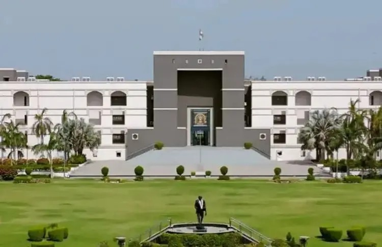 Gujarat High Court: GPFનો લાભ માત્ર 1982 પછીની સેવા માટે, તે પહેલાં માટે નહીં! ગુજરાત હાઈકોર્ટનો ઐતિહાસિક ચુકાદો 1 Gujarat High Court