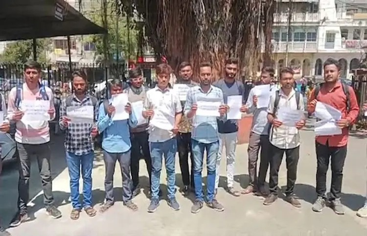 Vadodara Corporation: વડોદરા કોર્પોરેશનમાં પસંદગી બાદ પણ 80 જેટલા જુનિયર ક્લાર્ક નિમણૂક પત્રથી વંચિત, ઉમેદવારોમાં અસંતોષ 1 Vadodara Corporation
