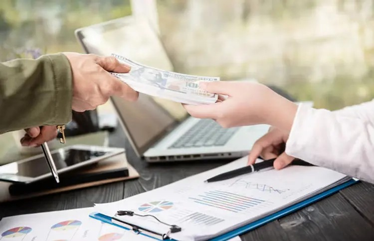 Gratuity Rules: એક જ કંપનીમાં વર્ષો સુધી કામ કર્યું છે? જાણો તમારા અધિકારો અને લાભો 1 Gratuity Rules