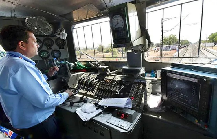 Indian Railway: લોકો પાયલટ્સને જમવા અને ટોઇલેટની બ્રેક આપવી અસંભવ, રેલવેની પ્રતિક્રિયા 1 Indian Railway