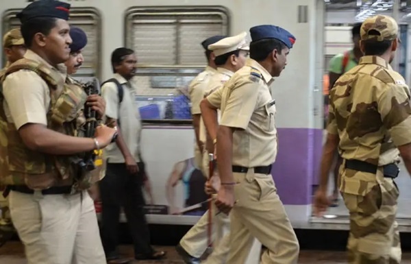 Bomb Blast Threat in Mumbai: "મુંબઈમાં દહેશત ફેલાવવાનો પ્રયાસ: દાઉદના નામે ધમકી આપનાર યુવક ઝડપાયો" 1 7uiuu