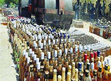 Liquor supply Gujarat : ઉડતા પંજાબ બાદ ઉડતા ગુજરાતમાં દારૂની રેલમછેલ, દારૂની ખેપ માટે ખતરનાક પ્રયોગો, જરૂર પડે ગાડી પણ કોઈના ઉપર ચડાવી દેવાય છે 1 OIP 94