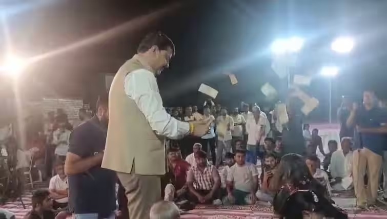 MLA Jagdish Makwana: વઢવાણના MLA જગદીશ મકવાણાનો ભુવા પર પૈસા ઉડાવવાનો વીડિયો થયો વાયરલ, લોકોમાં ચર્ચા 1 MLA Jagdish Makwana