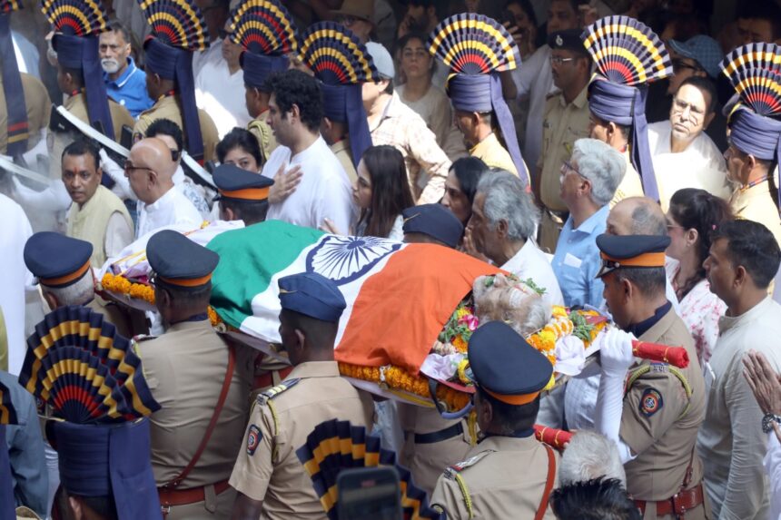 Manoj Kumar Funeral: અલવિદા મનોજ કુમાર: ધ્રુસકે રડી પડ્યા પત્ની, બોલીવૂડ દિગ્ગજોએ આપી અંતિમ વિદાય 1 aerf 1