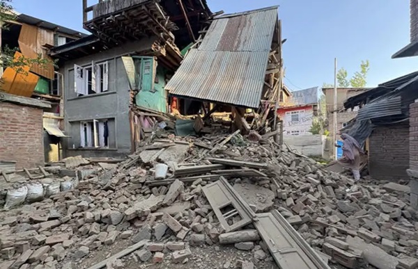Pahalgam Tourist Attack: પહલગામ હુમલા પછી સૈન્યની કડક કાર્યવાહી, 9 આતંકીઓના મકાન ધ્વસ્ત! 1 azfeffde