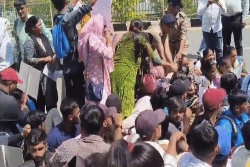 Vyayam Teachers Protest: વ્યાયામ શિક્ષકોનો સચિવાલય બહાર આક્રોશ, બે શિક્ષક ઈજાગ્રસ્ત, ટિંગાટોળી અને અટકાયત 1 Vyayam Teachers Protest