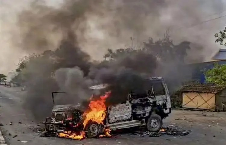 Murshidabad violence: વક્ફ કાયદા વિવાદે બંગાળમાં હિંસા, પિતા-પુત્રની હત્યા, 118 ઝડપાયા, ઈન્ટરનેટ બંધ 1 Murshidabad violence