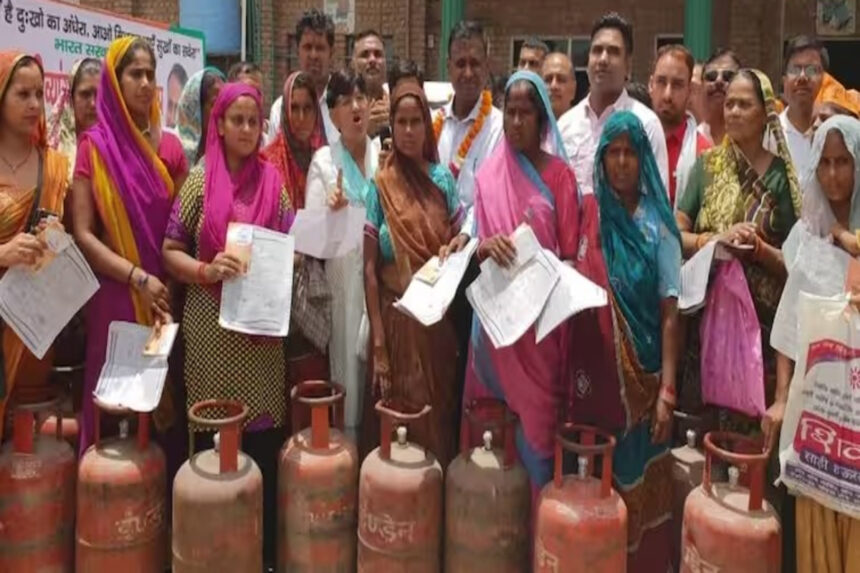 Ujjwala Yojana Rules: શું એક જ પરિવારની બે મહિલાઓને મફત સિલિન્ડર મળી શકે છે? જાણો નિયમો 1 Ujjwala Yojana Rules