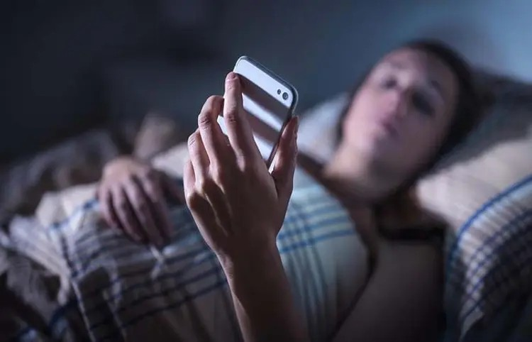 Mobile Phone Use Before Sleeping: રાત્રે મોબાઈલનો ઉપયોગ ટાળો, નહીં તો આરોગ્ય પર ખરાબ અસર પડશે! 1 Mobile Phone Use Before Sleeping