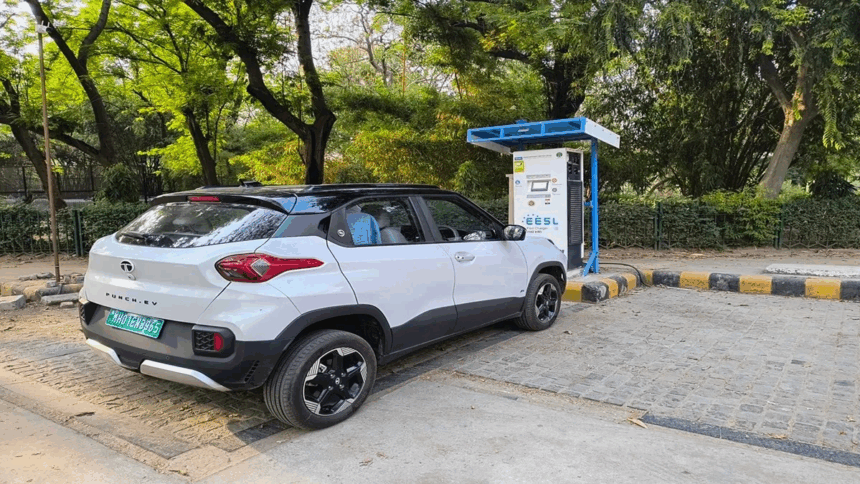 Rules For Driving Electric Car: શું સગીર બાળકો ઇલેક્ટ્રિક કાર ચલાવી શકે છે? નિયમો જાણો 1 Rules For Driving Electric Car