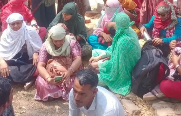 Gujarat Health Workers Protest: '3 એપ્રિલે હાજર રહો નહીં તો ફરજથી દૂર!' આરોગ્ય કર્મચારીઓ માટે સરકારની ચેતવણી 1 Gujarat Health Workers Protest