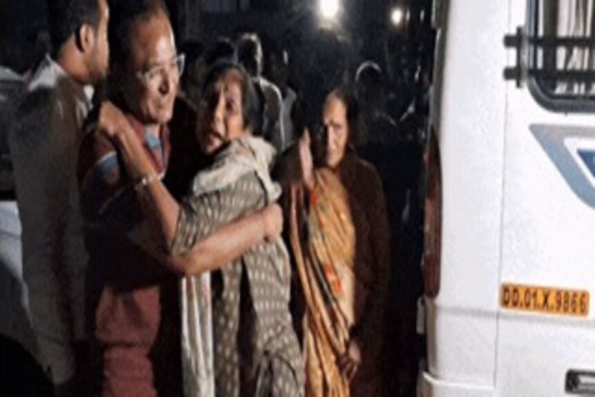 Pahalgam terror attack 2025: પરિવારને મળી રડી પડ્યા: પહલગામથી 17 લોકો ભાવનગર પરત ફરતા સર્જાયા ભાવુક દ્રશ્યો 1 wqddwsdd 1