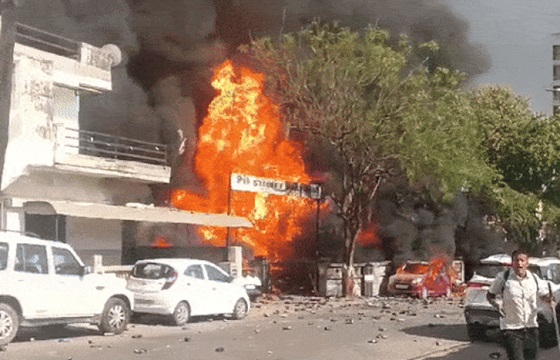 Ahmedabad Fire Incident: અમદાવાદના જીવરાજ પાર્કમાં બ્લાસ્ટ સાથે ACના ગોડાઉનમાં ભીષણ આગ 1 zssz