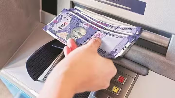 ATM Withdrawal Charges: હવે ATM માંથી આટલી વાર જ પૈસા ઉપાડી શકશો, જાણો દર મહિને તમારા ખિસ્સામાંથી કેટલા પૈસા કાપવામાં આવશે? 1 ATM Withdrawal Charges