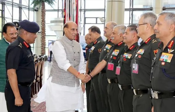 India-Pakistan Conflict: સરહદી સંઘર્ષ વચ્ચે રક્ષણ મંત્રાલયની તાત્કાલિક બેઠક, ત્રણેય સેના પ્રમુખો હાજર 1 efvdsfvf