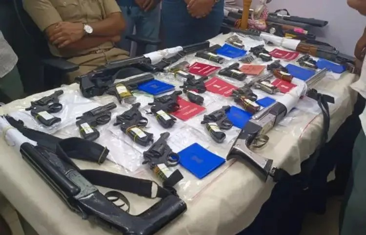 Arms license Scam: ગુજરાતમાં બોગસ હથિયાર લાઈસન્સ કૌભાંડ, મંત્રીપુત્રથી કલાકારો સુધી રાજકીય દબાણથી તપાસ અટવાઈ 1 Arms license Scam