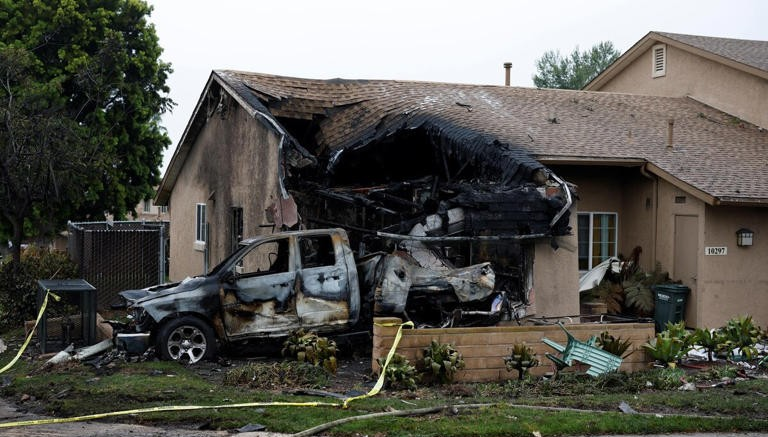 California Plane Crash: અમેરિકામાં ભયાનક વિમાન દુર્ઘટના: સાન ડિએગોમાં રહેણાંક વિસ્તારમાં પ્લેન ક્રેશ, 10 ઘરોમાં આગ, તમામ મુસાફરોનાં મોત 1 California Plane Crash