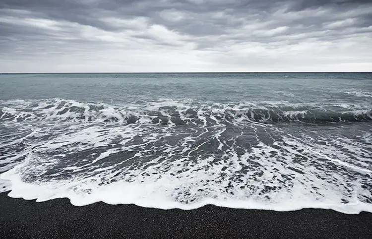 Oceans Turning Darker: સમુદ્રોમાં વધી રહેલો અંધકાર: 21 ટકાની કાળાશથી દરિયાઈ જીવન અને હવામાન પર ખતરો 1 Oceans Turning Darker