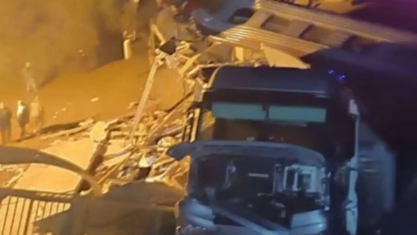Russia train accident: રશિયામાં ભયજનક ટ્રેન દુર્ઘટના, બ્રિજ તૂટી પડતાં 7ના મોત, ડઝનેક ઘાયલ 1 Russia train accident