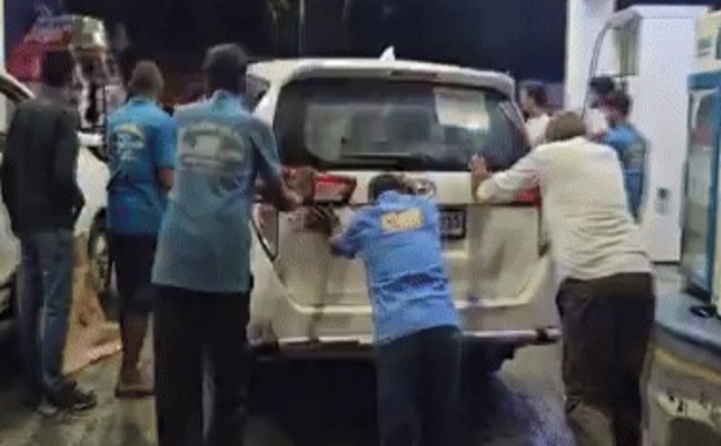 Madhya Pradesh CM convoy diesel water mix-up: મધ્યપ્રદેશમાં અજીબ ઘટના: મુખ્યમંત્રીના કાફલાની ગાડીઓમાં ડીઝલના બદલે પાણી! 1 Madhya Pradesh CM convoy diesel water mix-up