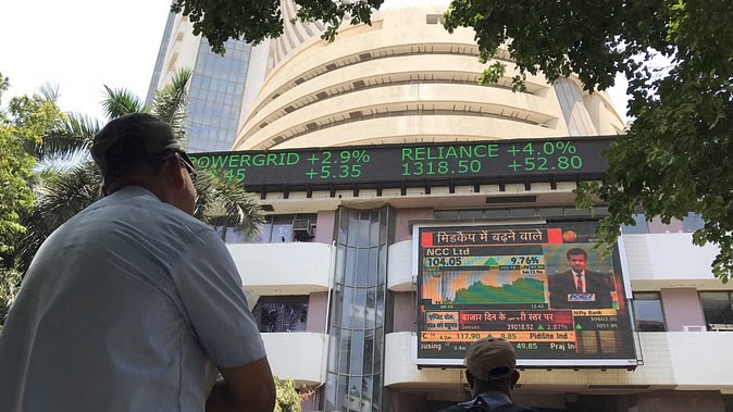 Market Closing Bell: બજાર ઘટાડા સાથે બંધ થયું; સેન્સેક્સ 247 પોઈન્ટ ઘટ્યો, નિફ્ટી પણ ઘટ્યો 1 Market Closing Bell
