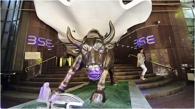 Market Closing Bell: ઘટાડા પછી, બજાર લીલા નિશાન પર બંધ થયું; સેન્સેક્સ 317 પોઈન્ટ વધ્યો, નિફ્ટી 25100 ને પાર કરી ગયો 1 Market Closing Bell