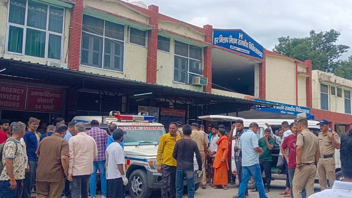 Haridwar Stampede: સાંકડો રસ્તો... લપસણો અને ઢાળવાળો ચઢાણ, આ કારણે મંદિરમાં ભાગદોડ થઈ; પ્રત્યક્ષદર્શીએ આખી વાર્તા કહી 1 Haridwar Stampede