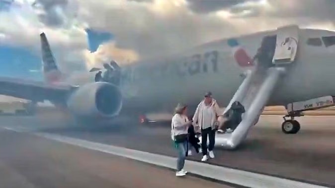 American Airlines Fire: વિમાનના પૈડામાં આગ લાગતાં મુસાફરો જીવ બચાવવા આવી રીતે દોડી ગયા, વાયરલ વિડિયોમાં દેખાઈ દહેશત 1 American Airlines Fire