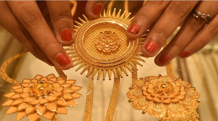 Gold Silver Price: નબળી માંગને કારણે સોનામાં ઘટાડો ચાલુ, ચાંદી 113000 રૂપિયા પર સ્થિર 1 Gold Silver Price