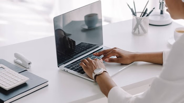 Office Laptop Tips and Tricks : ઓફિસ લેપટોપનો ઉપયોગ કરતી વખતે આ ભૂલો ન કરો, નહીં તો તમે મુશ્કેલીમાં મુકાઈ શકો છો 1