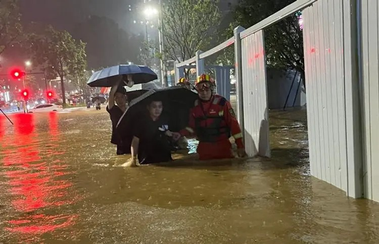 Beijing Floods: ચીનમાં કુદરતનો કેર: બેઇજિંગમાં ભારે વરસાદથી 30ના મોત, 80 હજાર લોકોને સ્થળાંતર કરાવવું પડ્યું 1 nt88iulc