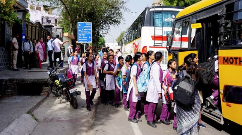 Delhi Bomb Threat: દિલ્હીમાં છ શાળાઓને ઉડાવી દેવાની ધમકી આપતા ઈમેલ, ગભરાટ ફેલાયો; કેમ્પસ ખાલી કરાવાયા 1 Delhi Bomb Threat
