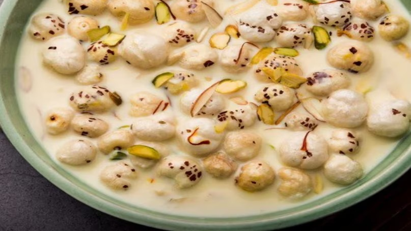 Makhana Benefits: કમરનો દુખાવો, નબળા હાડકાં... બસ આ વસ્તુ એક વાટકી દૂધમાં નાખીને સાંજે ખાઓ, શરીર લોખંડ જેવું બની જશે 1 Makhana Benefits