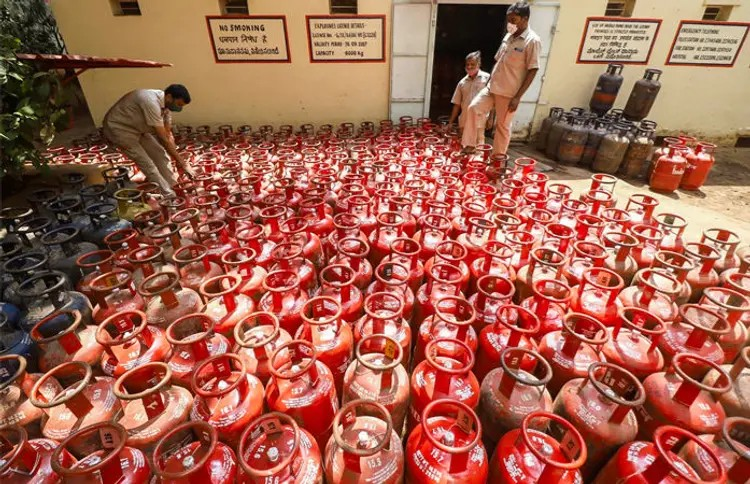LPG GST rates: જીએસટી કાઉન્સિલની બેઠક બાદ એલપીજીના દર યથાવત, ઘરેલુ અને કોમર્શિયલ સિલિન્ડર પર રાહત નહીં 1 1qznrq8t