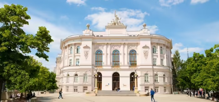 Poland Affordable Universities: વિદેશમાં અભ્યાસ કરવા માંગો છો, પણ ઓછા બજેટે તમને ટેન્શન આપ્યું છે? ભારતથી 6000 કિમી દૂર આવેલા આ યુરોપિયન દેશમાં પ્રવેશ મેળવો 1 Poland Affordable Universities