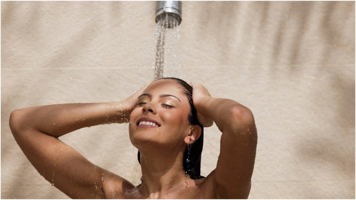 Brain hemorrhage risk while bathing: સ્નાન કરતી વખતે શરીરના આ ભાગ પર પહેલા પાણી રેડવાથી મગજમાં હેમરેજથવાનું જોખમ વધે છે. ડૉક્ટર પાસેથી શીખો. 1 7pg6miz2