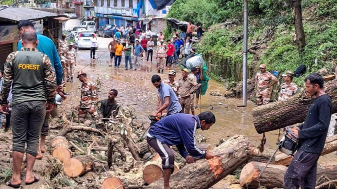 Extreme weather destruction in India: દેશના ઘણા રાજ્યોમાં હવામાનની પલટો: પર્વતોથી લઈને મેદાનો સુધી... દરેક જગ્યાએ તબાહી, અત્યાર સુધીમાં 500 થી વધુ લોકોના મોત; હજારો કરોડનું નુકસાન 1 Extreme weather destruction in India