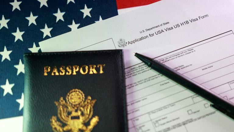 US H-1B Visa News: ટ્રમ્પ ધીમે ધીમે સપનાઓને ચકનાચૂર કરી રહ્યા છે! પહેલા, H-1B વિઝા ફી ₹8.8 મિલિયન હતી, હવે તેઓ આ નિયમો રજૂ કરવા તૈયાર છે. 1 fqn30eji