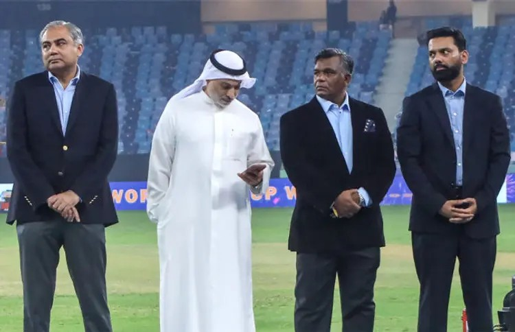 Asia Cup Trophy Controversy: એશિયા કપ ફાઈનલમાં ભારતની જીત બાદ પીસીબી અધ્યક્ષ નકવીના હસ્તે ટ્રોફી સ્વીકારવાનો ભારતીય ટીમનો ઈનકાર અને વિવાદ 1 nmk1tgii