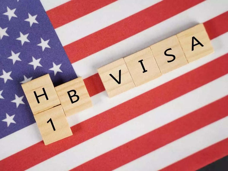 H1B visa fee hike reversal: H1B વિઝા ફી વધારામાં અમેરિકાનો યુ-ટર્ન? મેડિકલ પ્રોફેશનલ્સને મળી શકે છે રાહત 1 szu9dnct